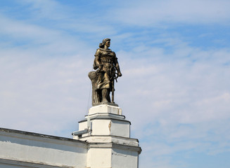 Obraz premium Statue of a girl with a sea helm