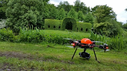 Obraz na płótnie Canvas Drohne im Park