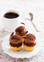 Chocolate profiteroles with krokantom.