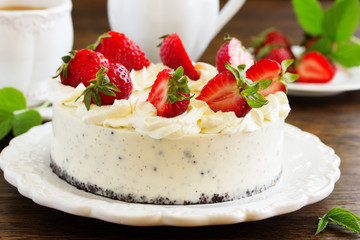 Creamy cheesecake with chocolate Oreo biscuits and strawberries.