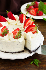 Creamy cheesecake with chocolate Oreo biscuits and strawberries.