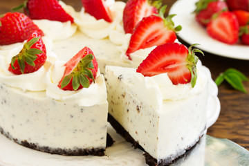 Creamy cheesecake with chocolate Oreo biscuits and strawberries.