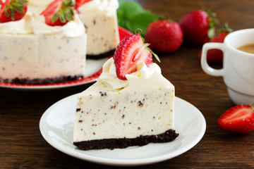 Creamy cheesecake with chocolate Oreo biscuits and strawberries.