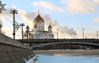 Fototapeta premium Christ the Savior Cathedral in Moscow on the river