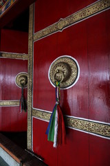 Wejście do świątyni głównej klasztoru Karmapów Rumtek w Sikkimie - obrazy, fototapety, plakaty