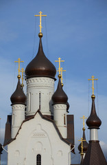 Золотые кресты на куполах храма