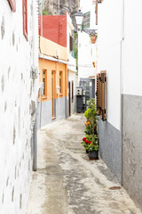 Naklejka premium Malerische Gasse in einem Dorf auf La Gomera