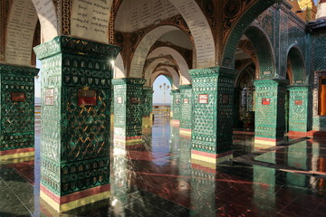 Świątynia na szczycie wzgórza Mandalay Hill w Myanmarze © RobertDuczkowski