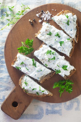 Kräuterquark auf Brot