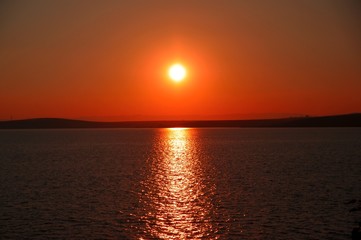 Fototapeta premium Красное солнце водной пустыни
