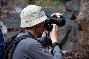 Obraz premium Photographer action in the pine forest of Cyprus