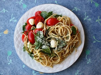 Spaghetti with Pizzutello tomatoes, mozzarella, rucola Italian 