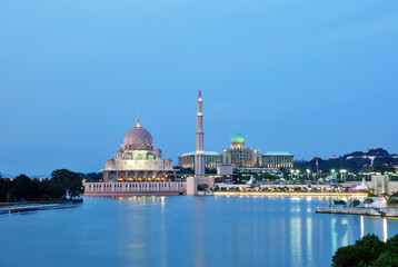 Naklejka premium Putrajaya Mosque Malaysia night time scenery. 