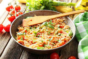 Spaghetti with tomatoes and basil