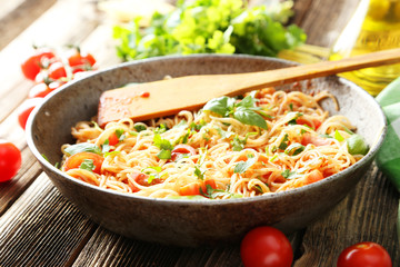 Spaghetti with tomatoes and basil