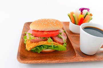美味しそうなハンバーガーとコーヒー