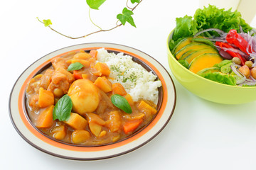 美味しそうなカレーライスとサラダ