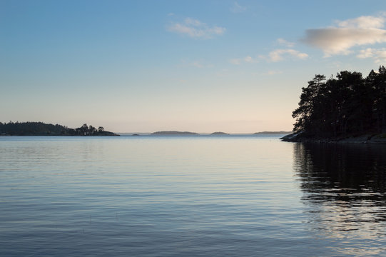 Vy &ouml;ver Stockholms sk&auml;rg&aring;rd en lugn v&aring;r kv&auml;ll
