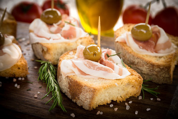 Crostini di pane con pancetta e olive, Italian Finger Food