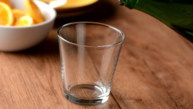 versare acqua fresca nel bicchiere - slow motion