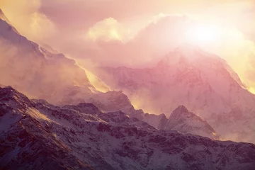 Gordijnen zonsopgang in de bergen © vitaliymateha