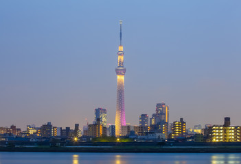 Obraz premium Tokyo city view with Tokyo sky tree and river in evening