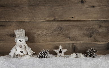 Weihnachtlicher Holz Hintergrund mit Schneemann und Deko in Weiß
