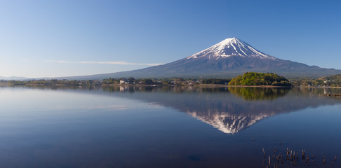 Fototapeta na wymiar Panorama view of Mountain Fuji with reflection 