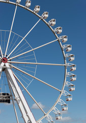 Riesenrad vor strahlendem blauem Himmel 