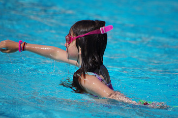 enfant  à la piscine