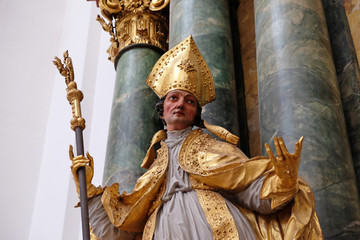 Obraz premium Statue of Saint, Altar in Collegiate church in Salzburg, Austria