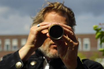 Mann mit Fernglas