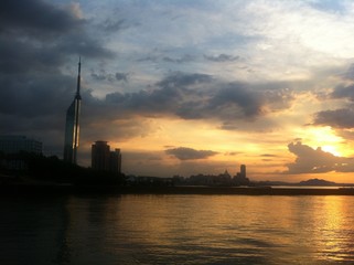Naklejka premium 福岡タワーと夕焼け