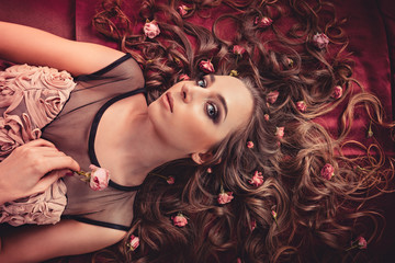 hair with roses expand on the fabric colored Marsala. top view i