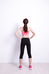 Obraz premium sport woman look and think
