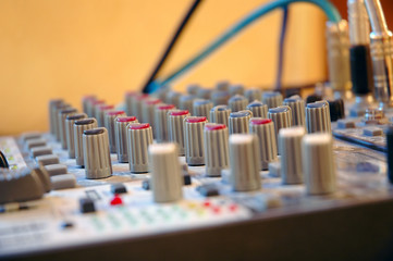 Electronic sound equipment
