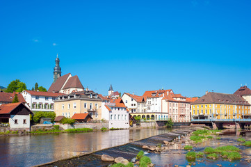 Fototapeta na wymiar Altstadt Gernsbach mit Fluss Murg und Sankt Jakobskirche