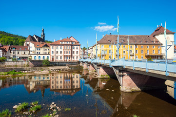Altstadt Gernsbach mit Fluss Murg und Sankt Jakobskirche