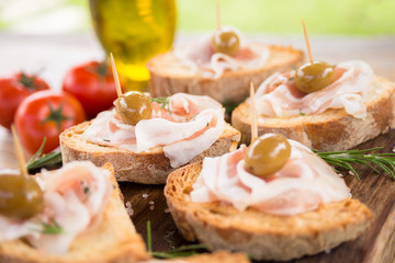 Crostini di pane con pancetta e olive, Italian Finger Food