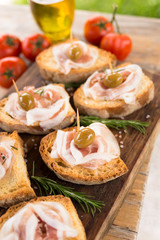 Crostini di pane con pancetta e olive, Italian Finger Food