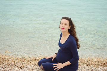 Fototapeta na wymiar pregnant woman next to the sea
