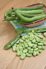 ciotola di fave fresche con baccelli