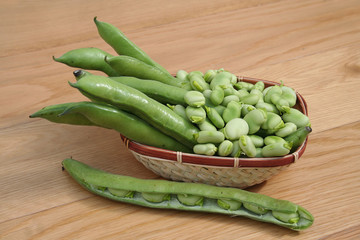 ciotola di fave fresche con baccelli