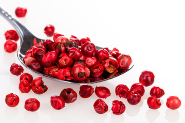 Rote Pfefferbeeren auf Löffel