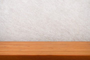 Pinienholztisch vor Steinplatte