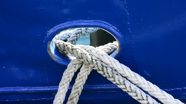 Festmacherleine an einem Fischkutter
