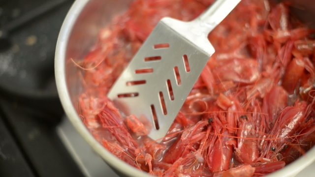 cooking king shrimp in pan 
