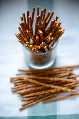 Glas mit Salzstangen