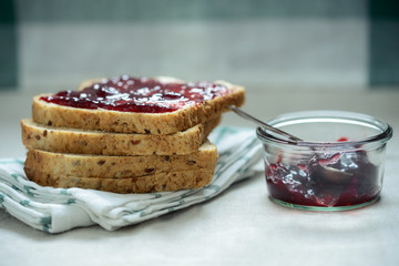 Brotscheiben mit Konfitüre