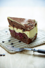 Veganer Schokokuchen mit Kirschen und Cremefüllung